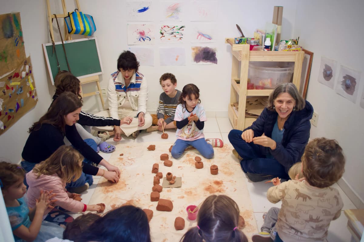 mãos de criança brincando