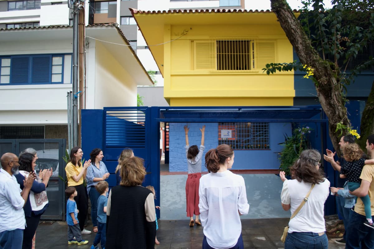 mãos de criança brincando