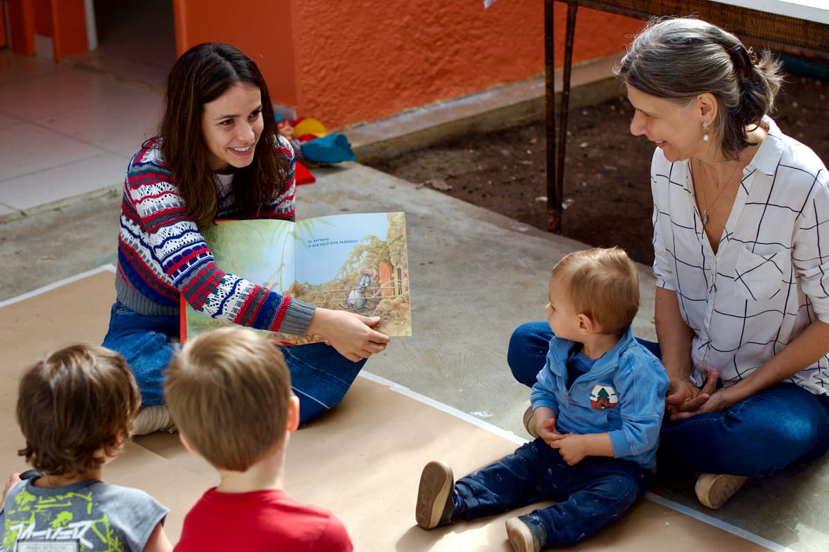 mãos de criança brincando