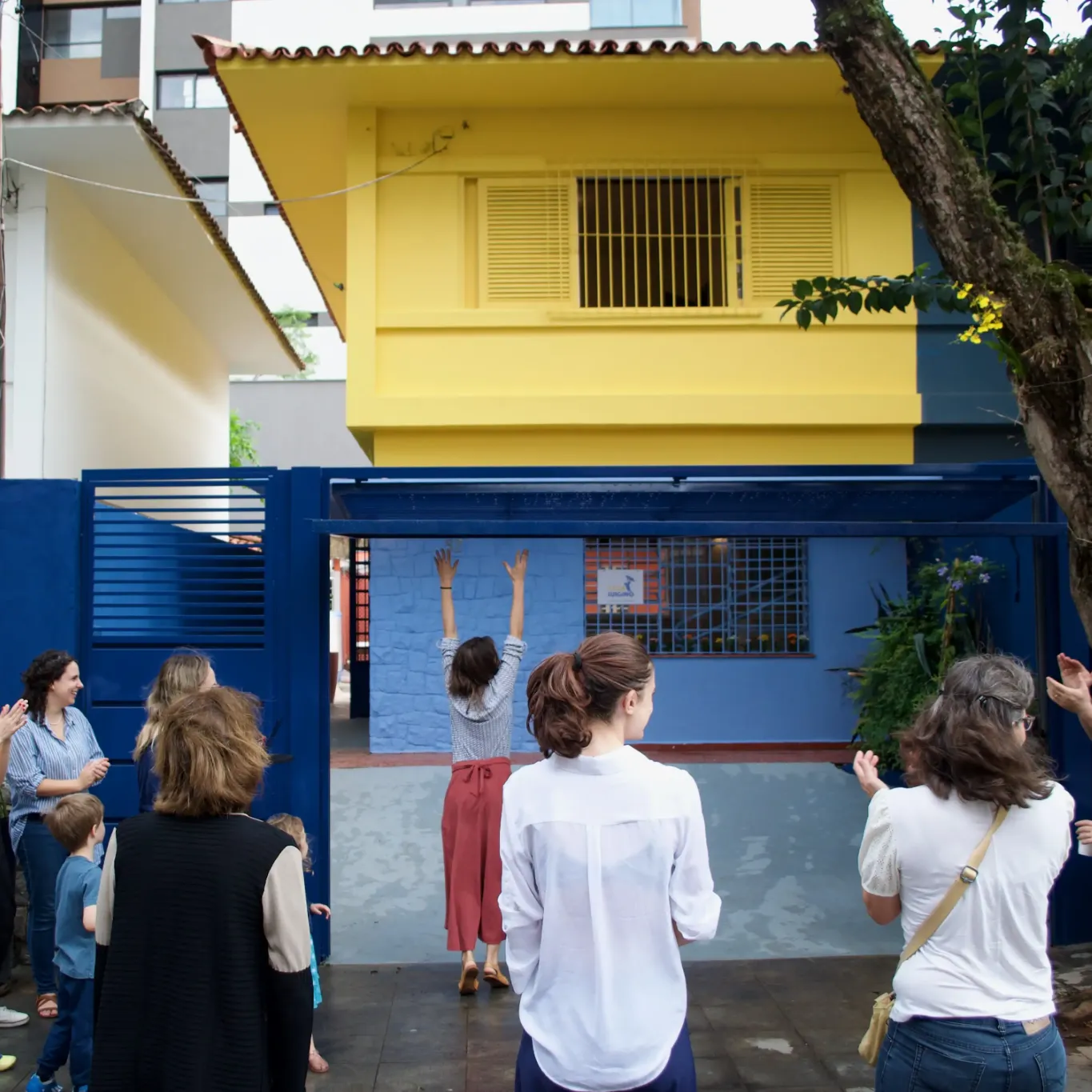 mãos de criança brincando